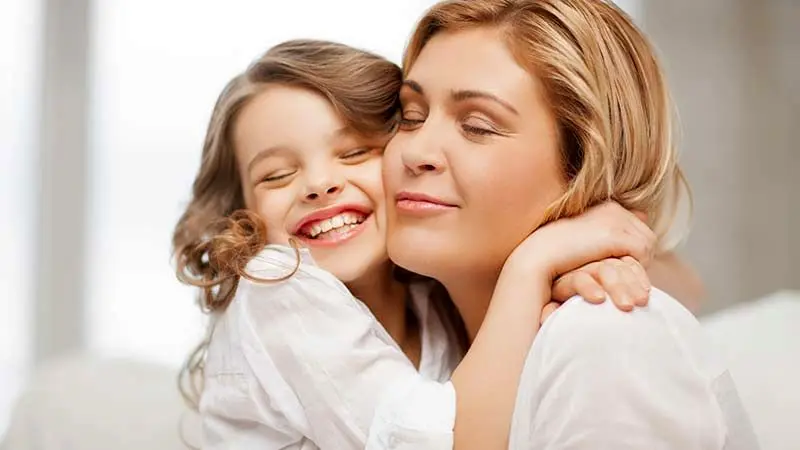 هر که را دوست دارید هر روز در آغوش بگیرید، به این ۹ دلیل