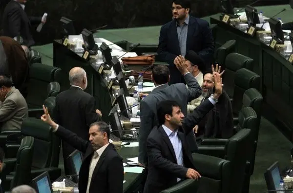 درگیری لفظی موسوی‌لارگانی و وکیلی در صحن مجلس