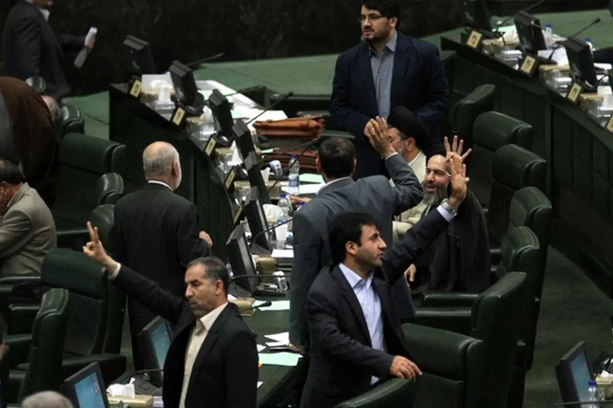 درگیری لفظی موسویلارگانی و وکیلی در صحن مجلس