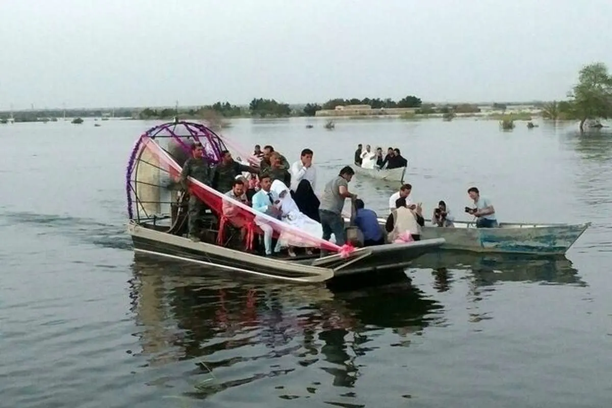 (تصاویر) مراسم ازدواج زوج خوزستانی روی سیل