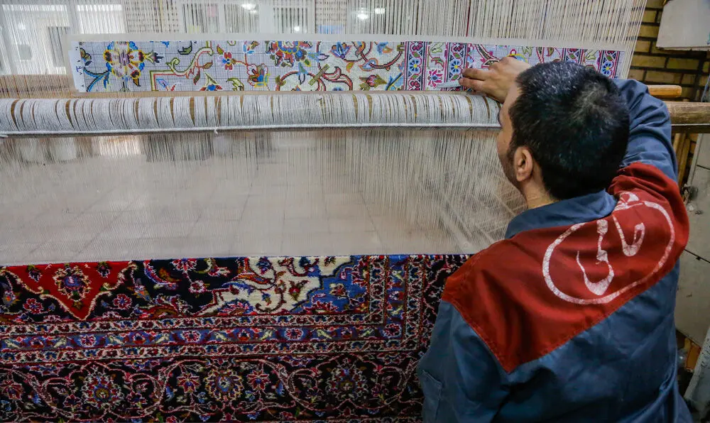 (تصاویر) کارگاه قالی‌بافی در زندان کاشان