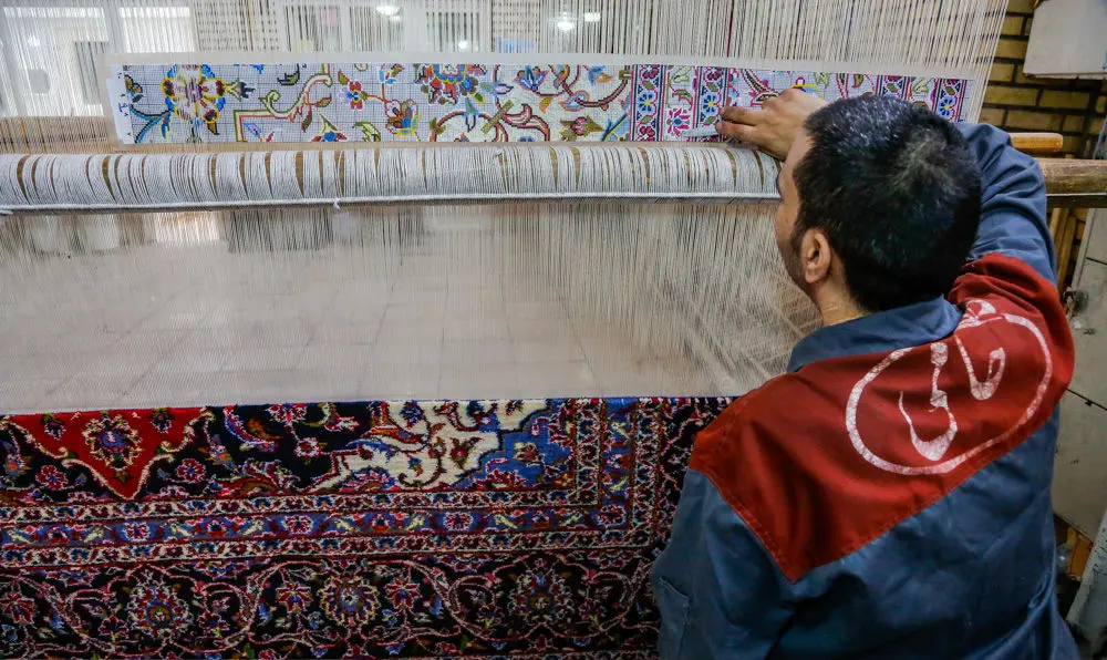 (تصاویر) کارگاه قالی‌بافی در زندان کاشان
