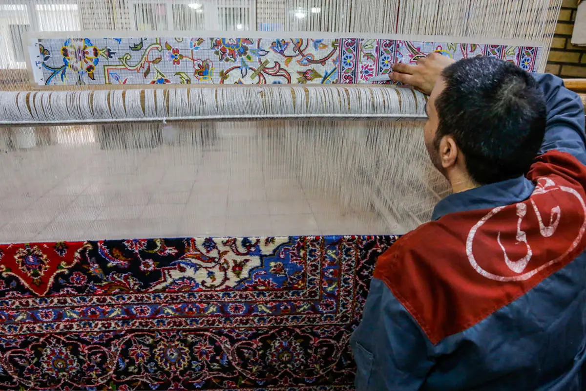 (تصاویر) کارگاه قالیبافی در زندان کاشان