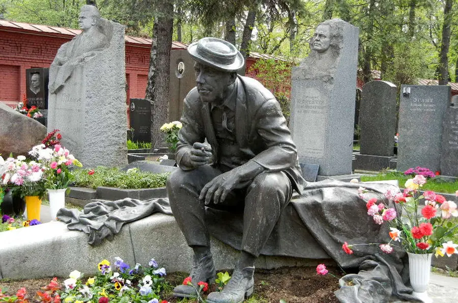 (تصاویر) قبرهای عجیب و قبرستان‌های زیبا