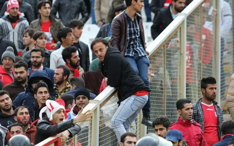 سه ساعت پس از بازی؛ پیکانی‌ها و تراکتورسازان حبس در رختکن