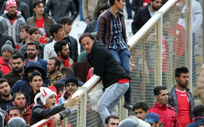 سه ساعت پس از بازی؛ پیکانی‌ها و تراکتورسازان حبس در رختکن
