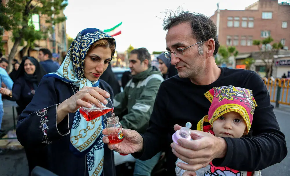 (تصاویر) حال و هوای تهران در شب نیمه شعبان