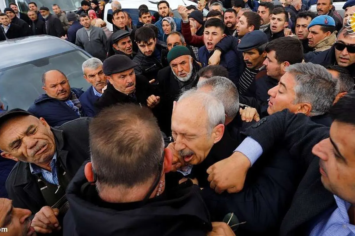 (تصاویر) ضرب و شتم کمال قلیچدار اوغلو مخالف برجسته اردوغان