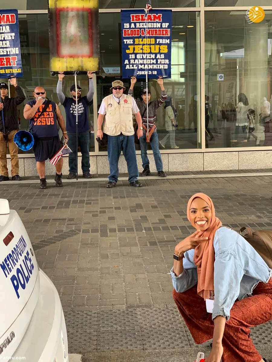 (تصاویر) حرکات عجیب دختر محجبه مقابل ضد مسلمانان