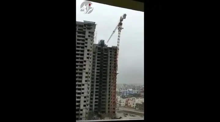 (ویدئو) سقوط جرثقیل روی یک شهرک مسکونی