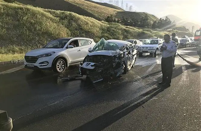 (تصاویر) پژو ۲۰۷ پس از واژگونی در بزرگراه خرازی تهران