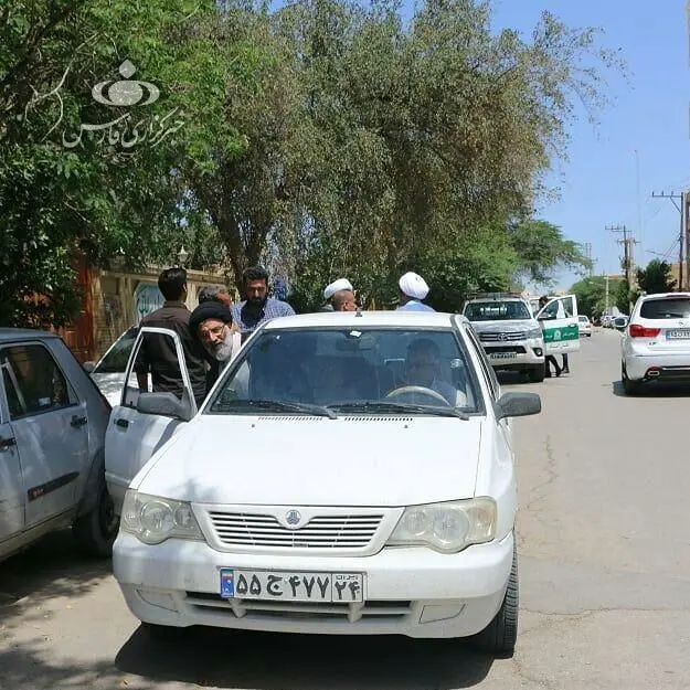 عکس یک امام جمعه با پراید و بدون محافظ
