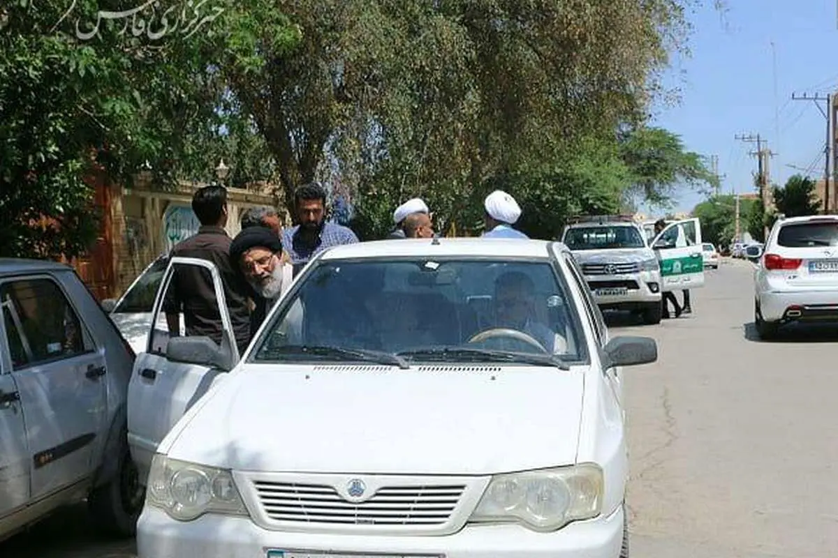 عکس یک امام جمعه با پراید و بدون محافظ