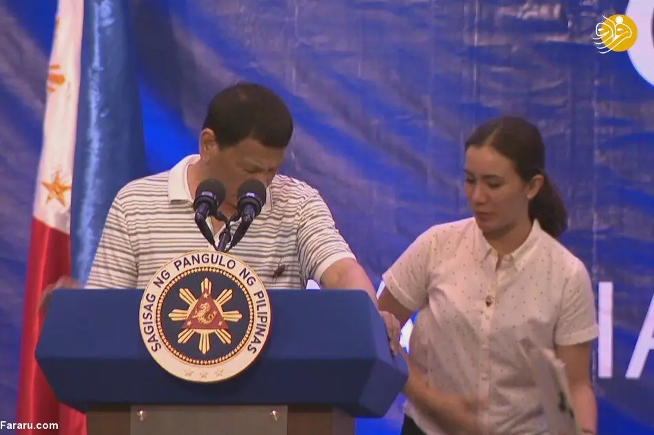 (تصاویر) سوسک روی لباس رئیس جمهور فیلیپین