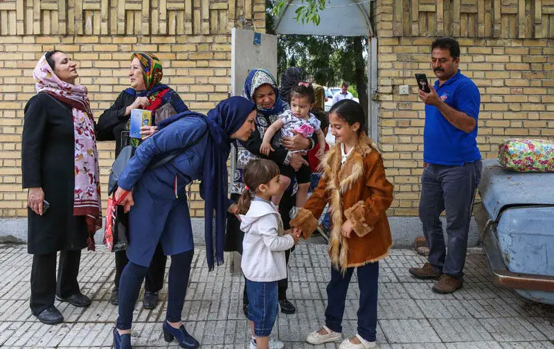 (تصاویر) بازگشت "باران شیخی" به آغوش خانواده