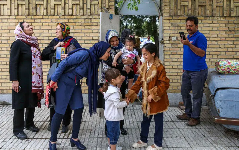 (تصاویر) بازگشت "باران شیخی" به آغوش خانواده