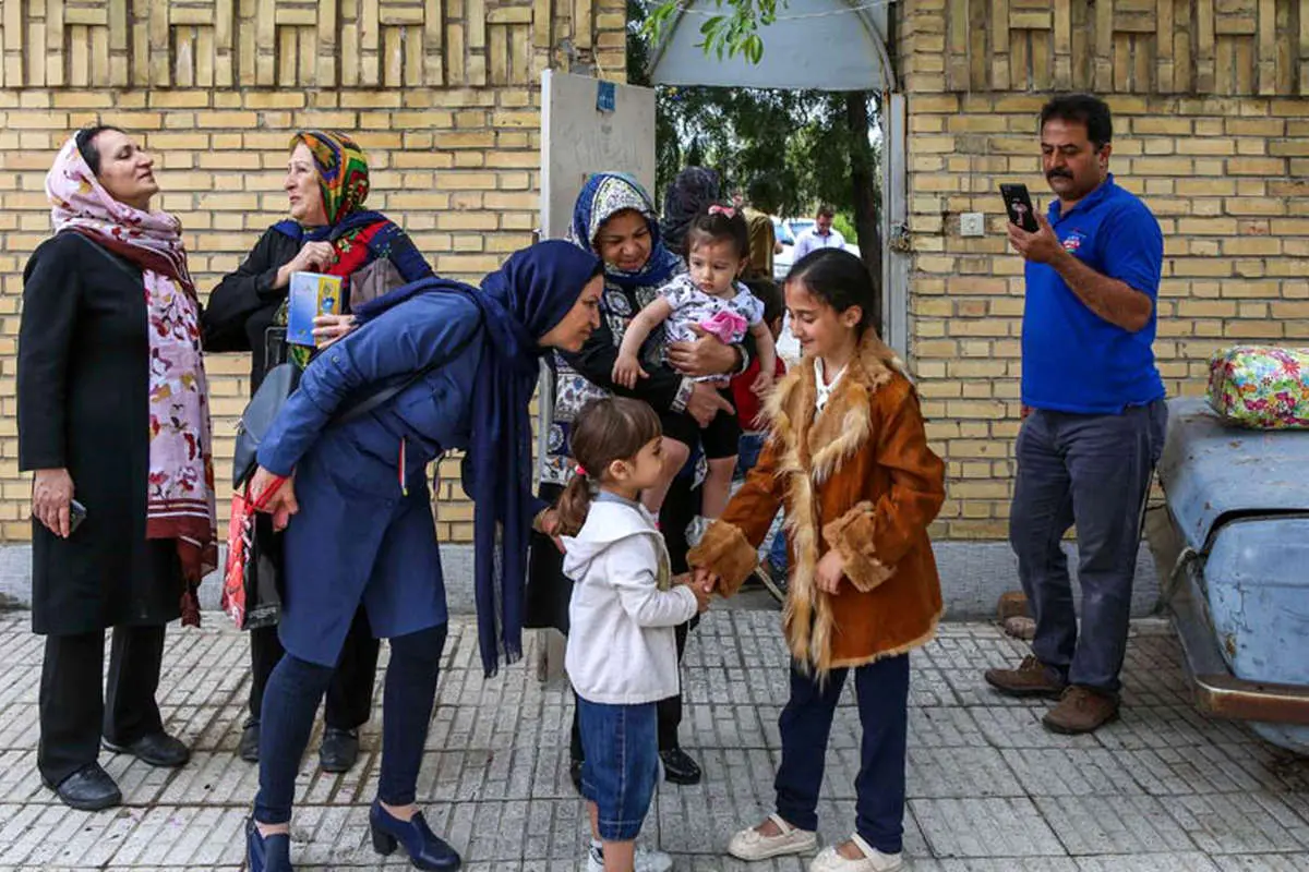 (تصاویر) بازگشت "باران شیخی" به آغوش خانواده