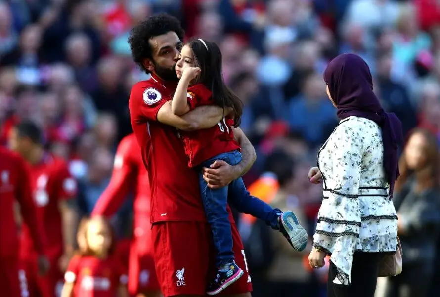 (عکس) محمد صلاح و همسر محجبه اش در استادیوم آنفیلد