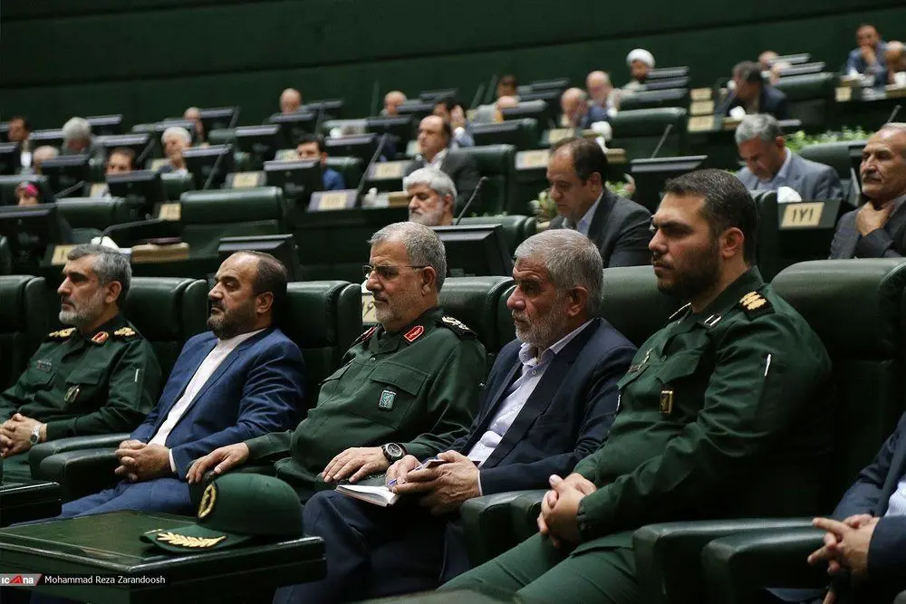 (تصویر) چه کسانی فرمانده سپاه را در مجلس همراهی کردند؟