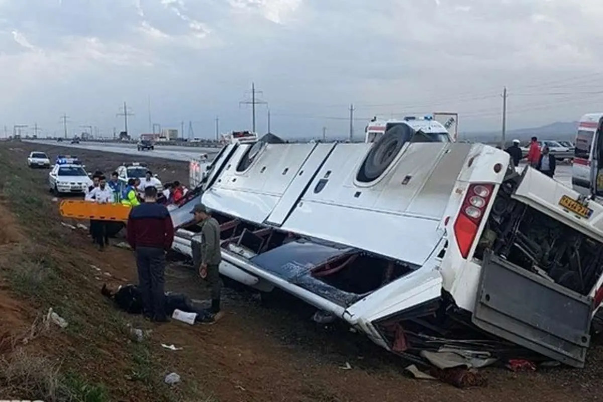 مصدومیت ۴۲ نفر بر اثر واژگونی اتوبوس
