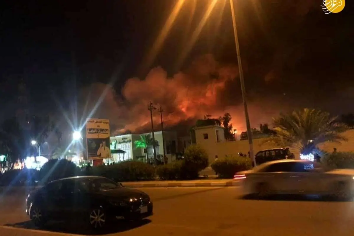 (تصاویر) آتش زدن مرکز تجاری در نجف به دست طرفداران مقتدی صدر