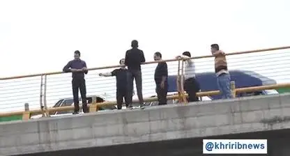 (ویدئو) جلوگیری از خودکشی مرد جوان در مشهد توسط مردم