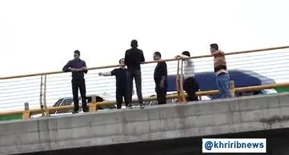 (ویدئو) جلوگیری از خودکشی مرد جوان در مشهد توسط مردم