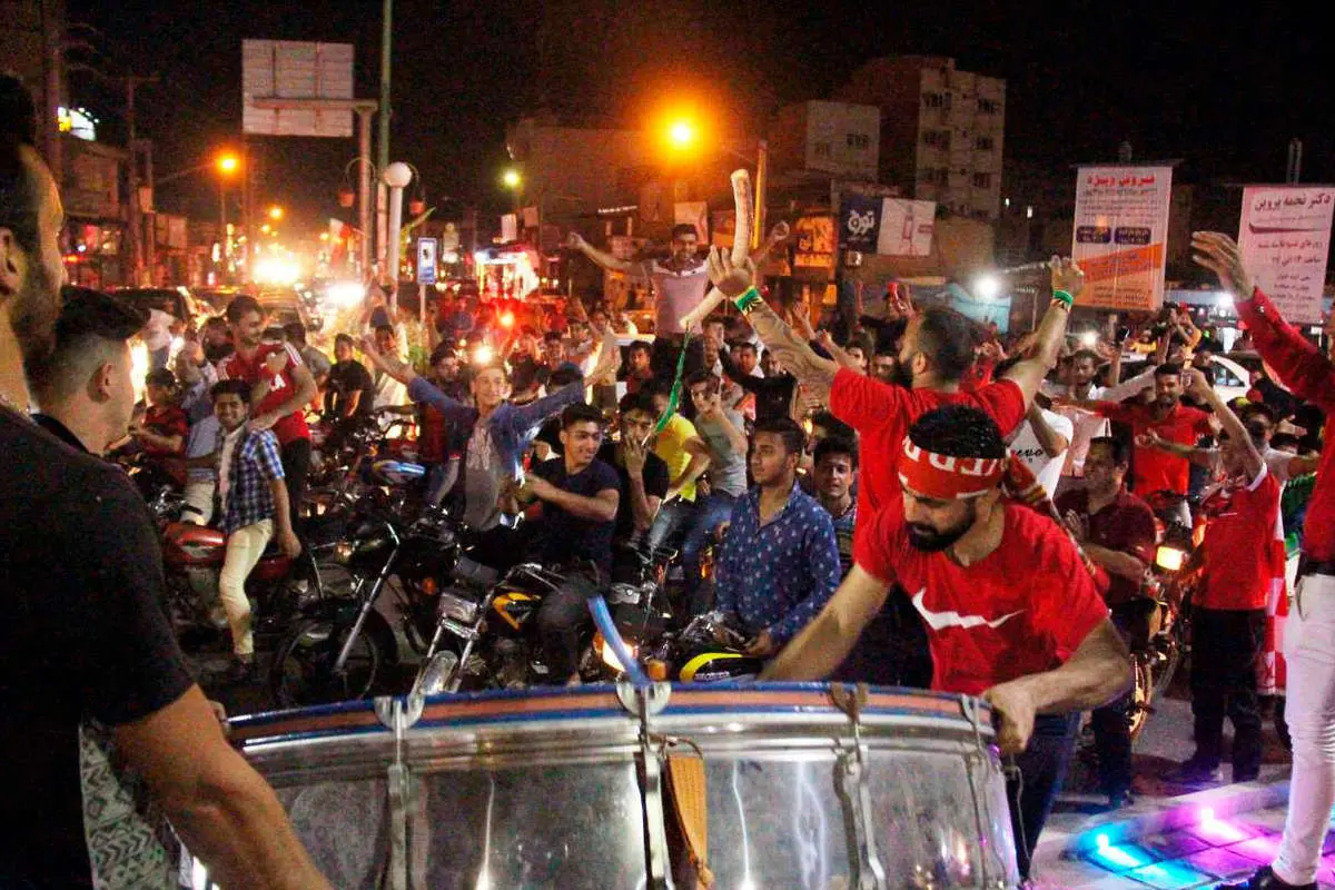 (تصاویر) جشن شبانه پرسپولیسیها در خیابان