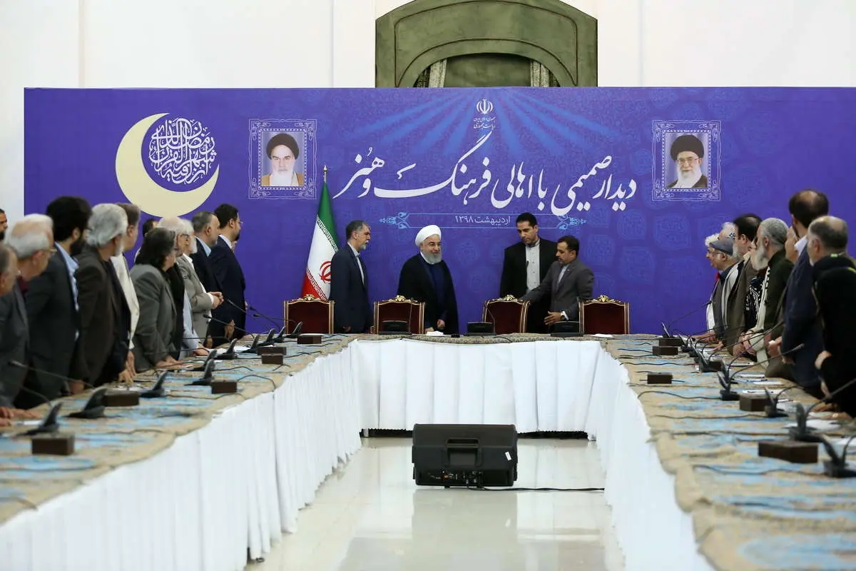 (تصاویر) روحانی در دیدار صمیمی با اهالی فرهنگ و هنر