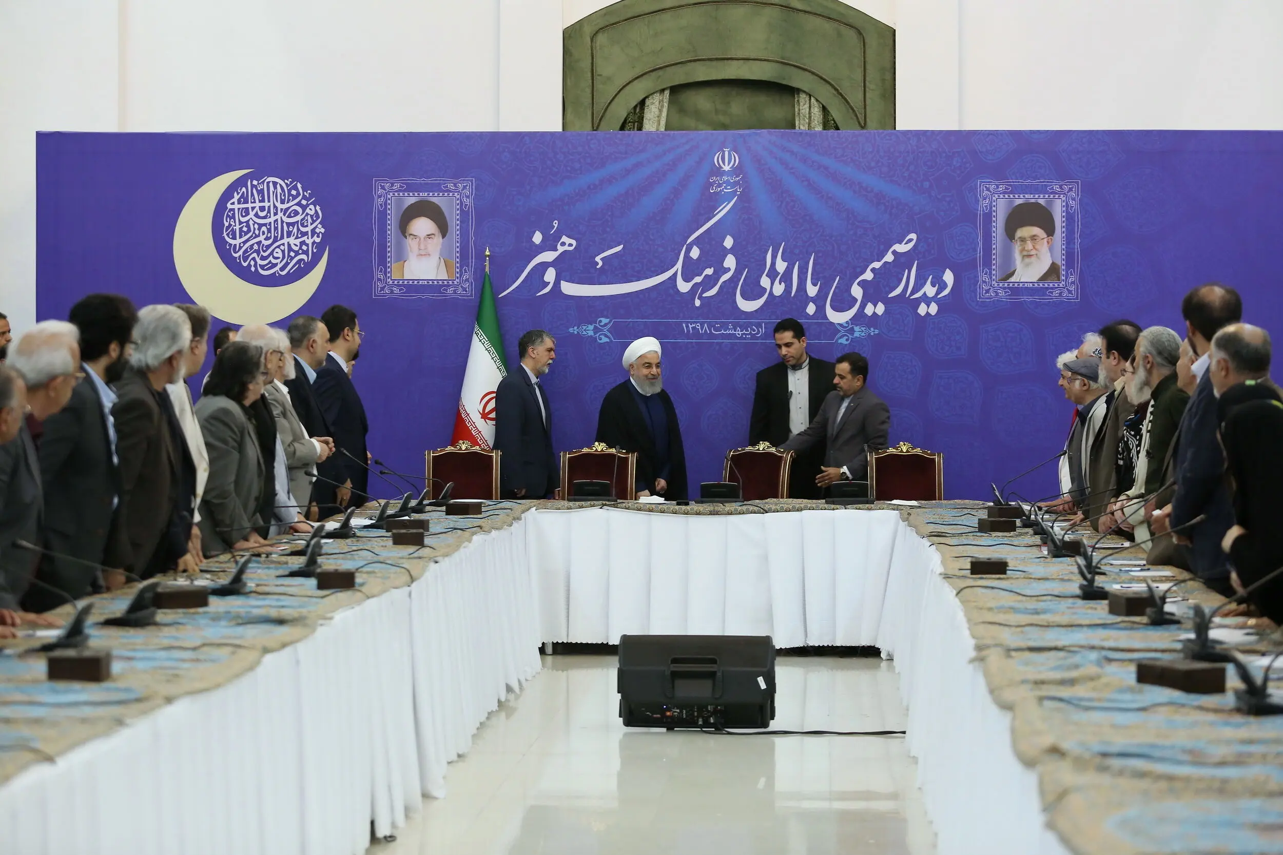 (تصاویر) روحانی در دیدار صمیمی با اهالی فرهنگ و هنر