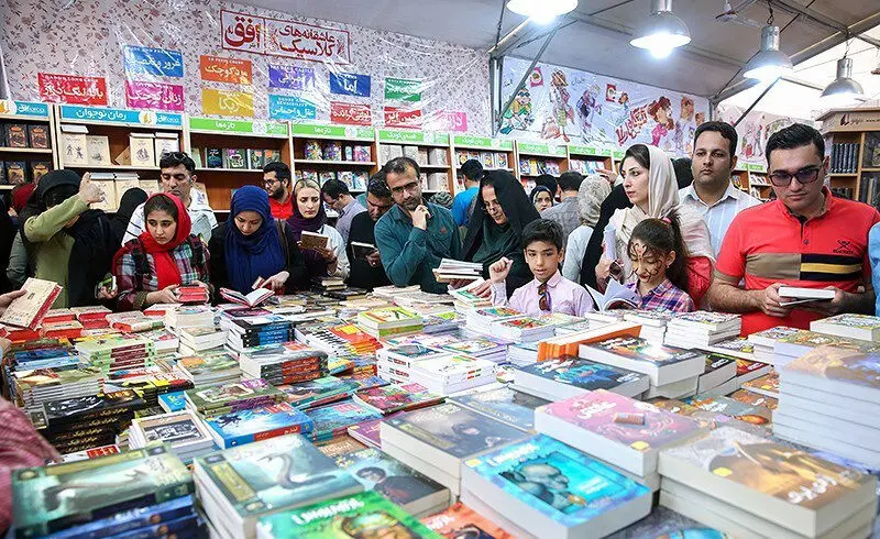 نمایشگاه کتاب تهران یک ساعت تمدید شد