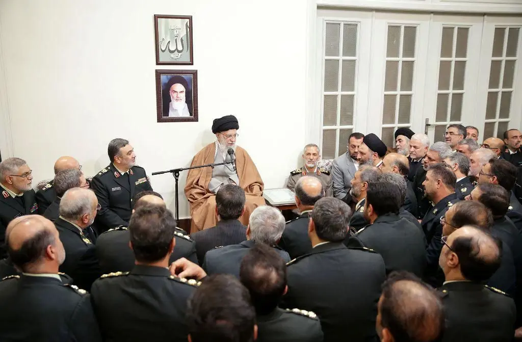 رهبر انقلاب: با قاچاق و عوامل ناامن‌کننده فضای مجازی برخورد جدی کنید