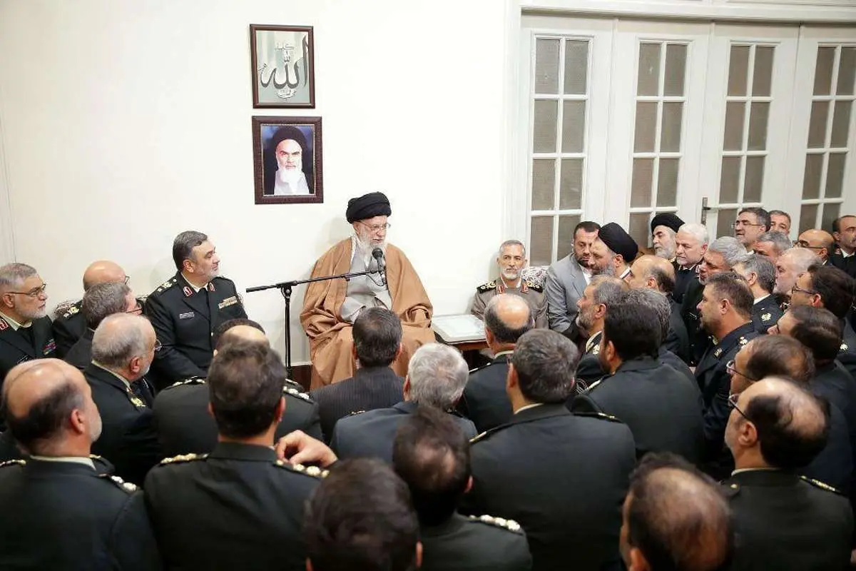 رهبر انقلاب: با قاچاق و عوامل ناامن‌کننده فضای مجازی برخورد جدی کنید