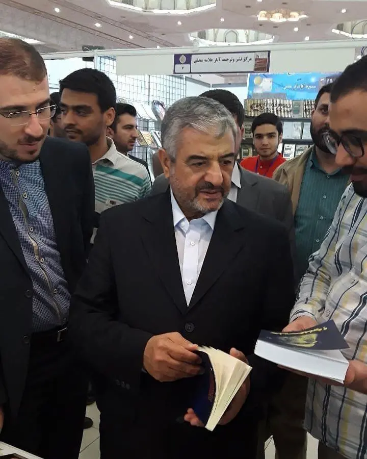 (عکس) فرمانده سابق سپاه با کُت و شلوار در نمایشگاه کتاب!