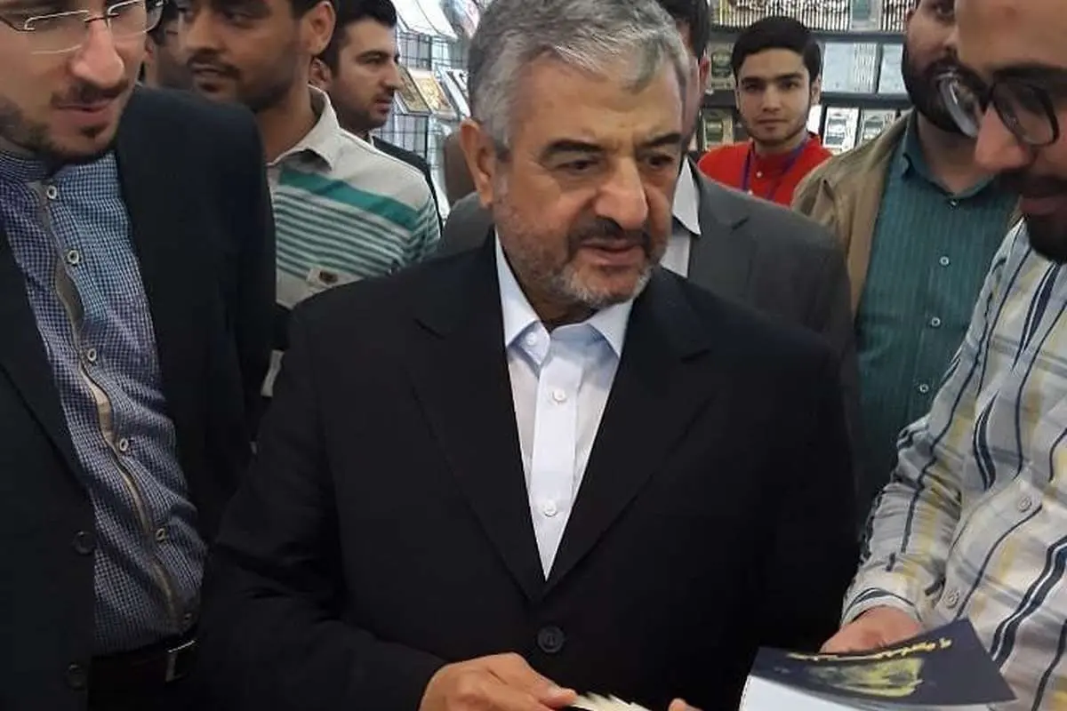 (عکس) فرمانده سابق سپاه با کُت و شلوار در نمایشگاه کتاب!