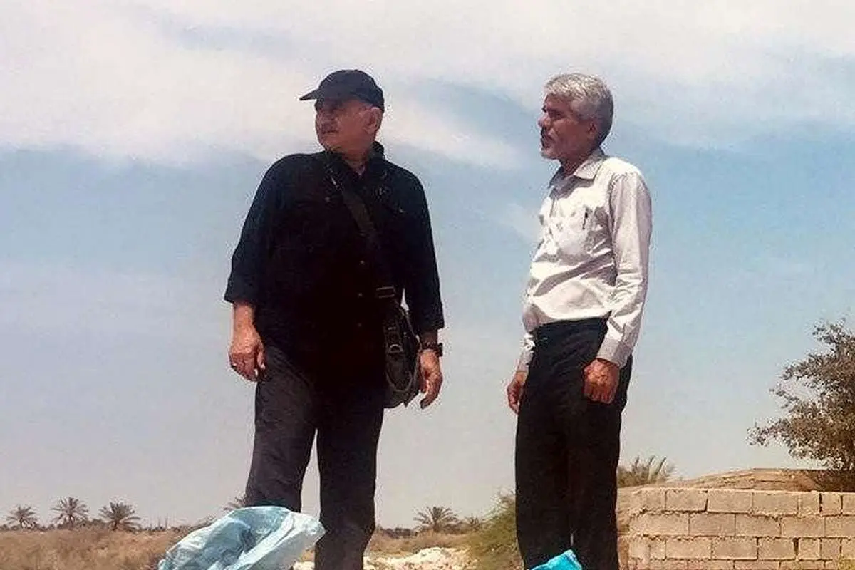 (عکس) پرویز پرستویی روی سیل‌بند شادگان