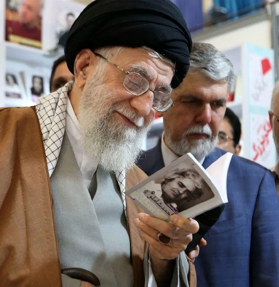 کتاب شعر احمد شاملو در دستان رهبر انقلاب