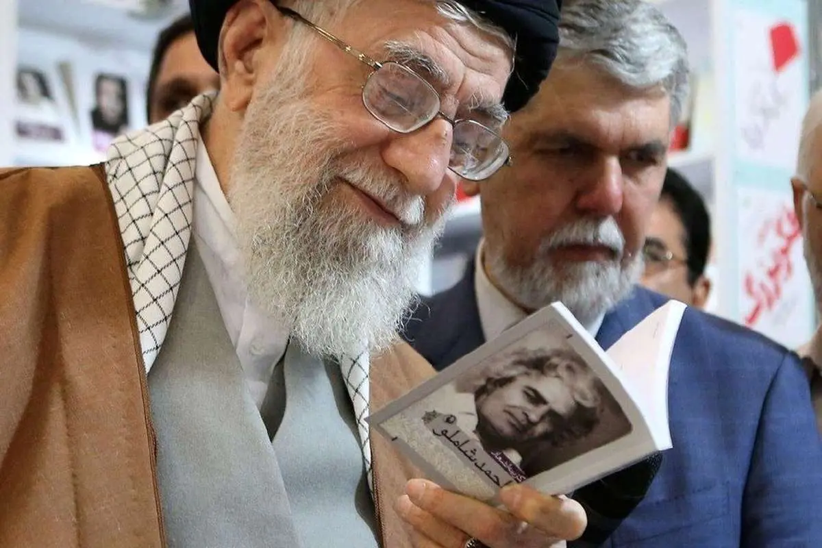 کتاب شعر احمد شاملو در دستان رهبر انقلاب