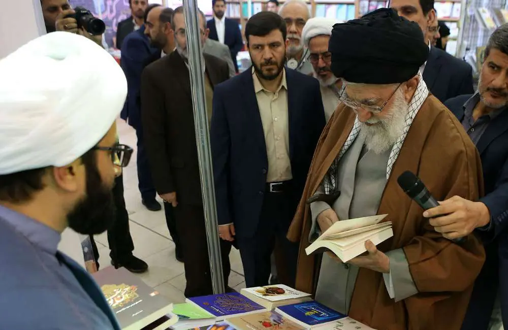 (تصاویر) بازدید رهبر انقلاب از نمایشگاه کتاب تهران
