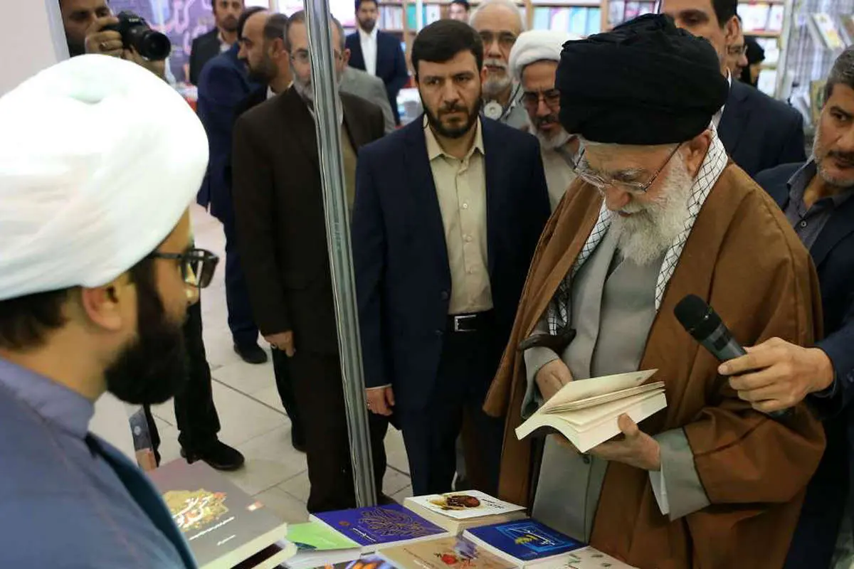 (تصاویر) بازدید رهبر انقلاب از نمایشگاه کتاب تهران