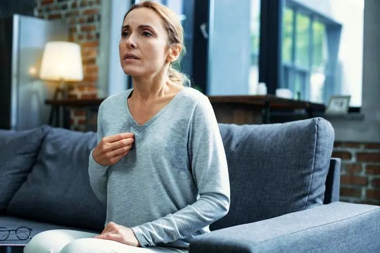 علت تعریق شبانه چیست و آیا عرق کردن در خواب را باید جدی بگیریم؟