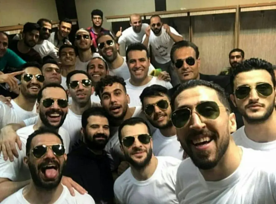 (تصویر) خوشحالی جالب قهرمان لیگ بسکتبال با عینک ریبن!