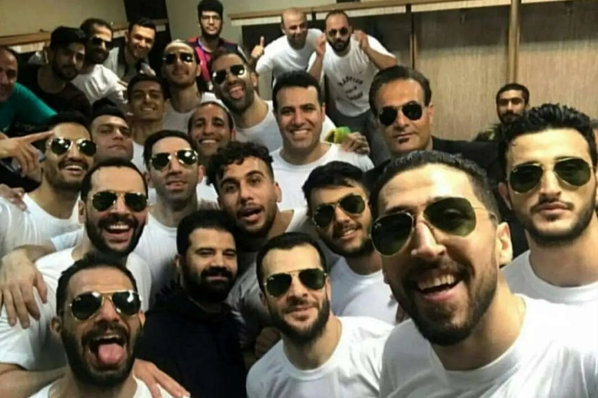 (تصویر) خوشحالی جالب قهرمان لیگ بسکتبال با عینک ریبن!