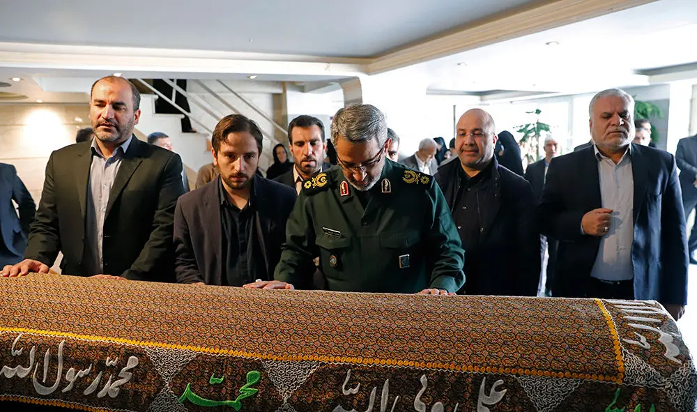(تصاویر) چهره‌ها در تشییع مادر شهیدان طهرانی‌مقدم