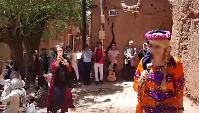 واکنش‌ها به تک‌خوانی یک زن در ابیانه