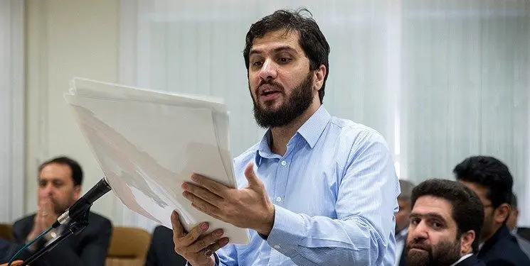 چرا هادی رضوی در جلسات محاکمه لباس زندان به تن نمی‌کند؟