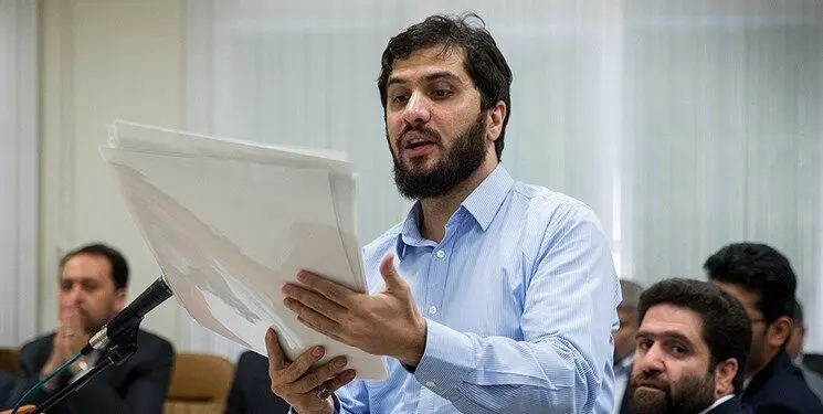 چرا هادی رضوی در جلسات محاکمه لباس زندان به تن نمی‌کند؟
