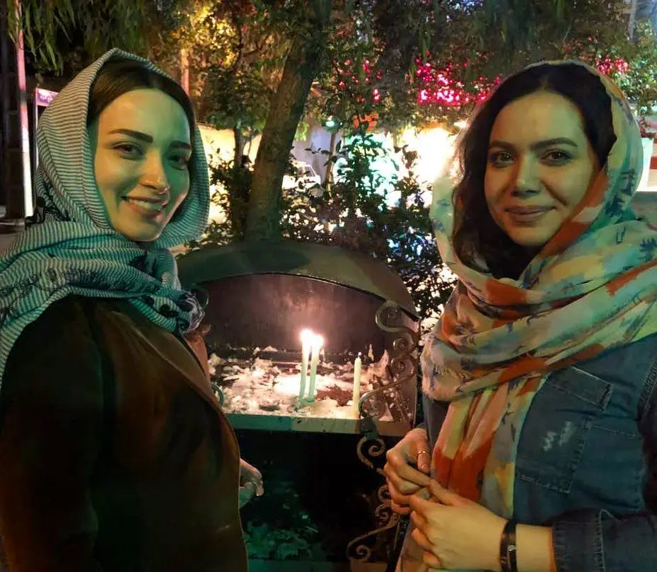 (عکس) دعای بهنوش طباطبایی جلوی سقاخانه