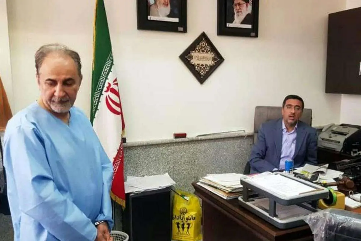 اولین عکس از نجفی با دستبند و لباس مخصوص تحت نظر