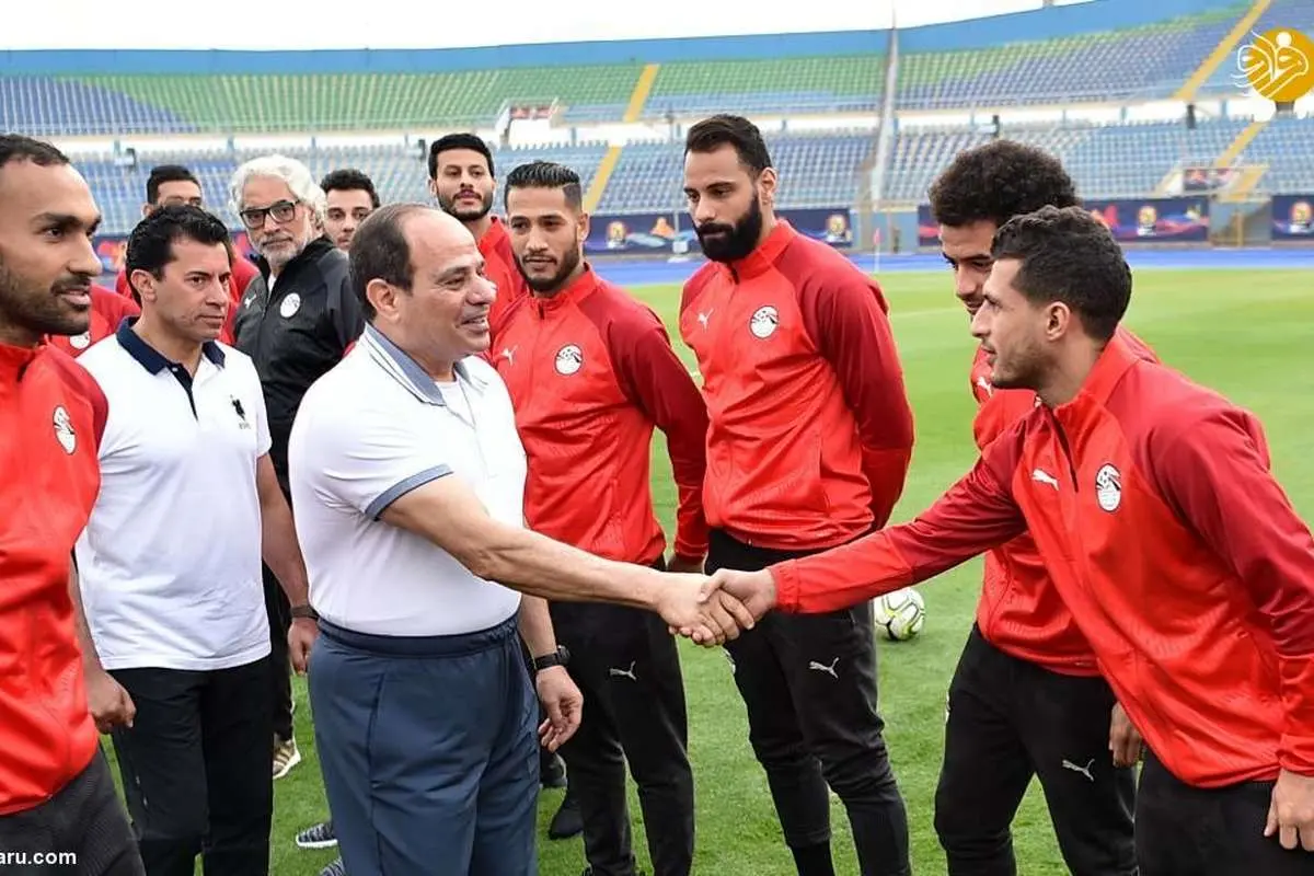 (تصاویر) دیدار سیسی با بازیکنان تیم ملی مصر